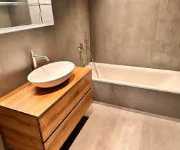 Rissige Silikonfugen in der Badewanne vor der Erneuerung