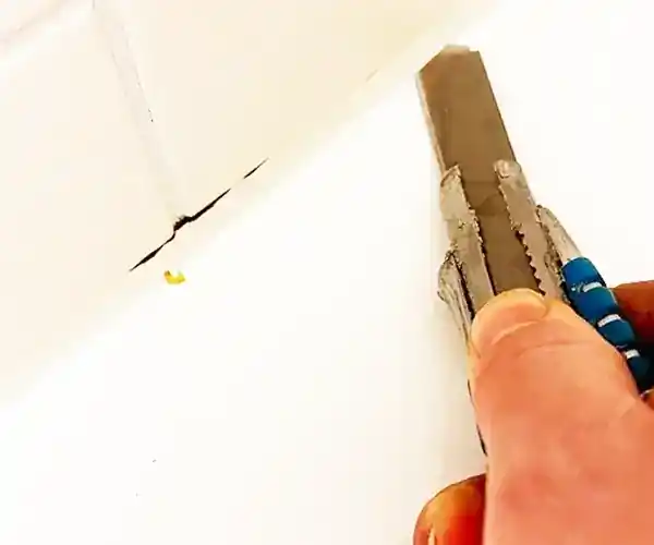 Schwarze Schimmelfugen in der Dusche vor der Erneuerung