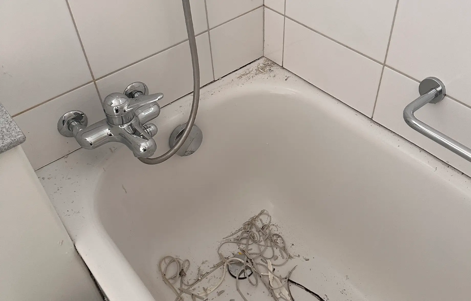 Silikonfugen vorher mit schwarze Schimmel